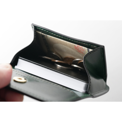 ARTHURはカードや名刺をまとめて収め、軽快に持ち運ぶことが出来るマルチな機能を持ったカードケースです。
