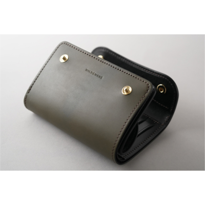 二つ折り財布以上、長財布未満の収納力を備えたBYRNEの外装は、大きなサドルプルアップの一枚革が使われています。