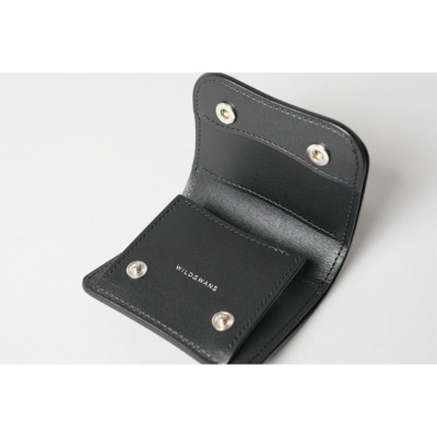 ミニ財布・PALM-V2は小振りなサイズながらも総革貼りの贅沢な仕様です。