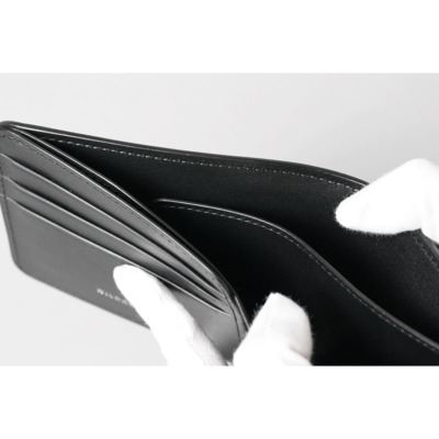オーソドックスな二つ折り財布ですが、右側のみで留められた札室の仕切りが財布の型崩れ防止に繋がっています。