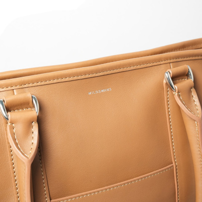 WILDSWANS�̃��S�̓V���o�[�̔������ł��B