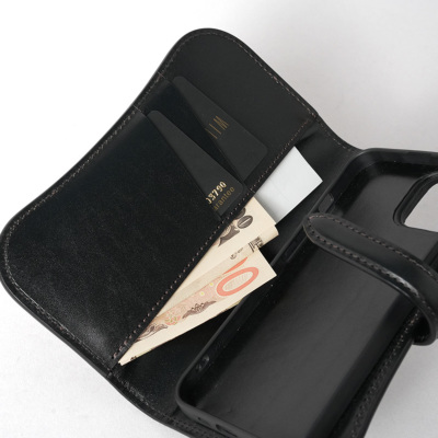 BLACK�yiPhone15�z<br/>�J�[�h�|�P�b�g�̔w�ʂɂ��c���̃|�P�b�g������܂��B������O�܂�ɂ��������Ȃǂ����ނ��Ƃ��\�ł��B