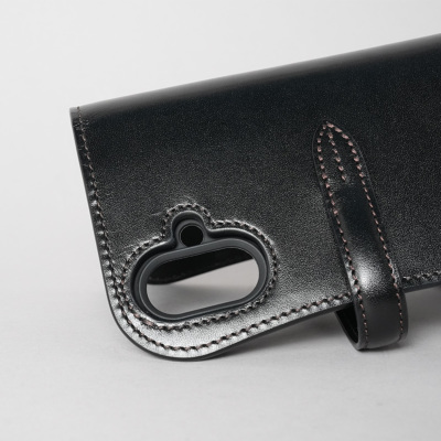 BLACK�yiPhone 16�z <br/>��������̌̂́A�O���̃J�������ӂɌ���R���ׂ̍��ȃV���������܂��B�v�{���̕\��Ƃ��āA���炩���߂��������������B
