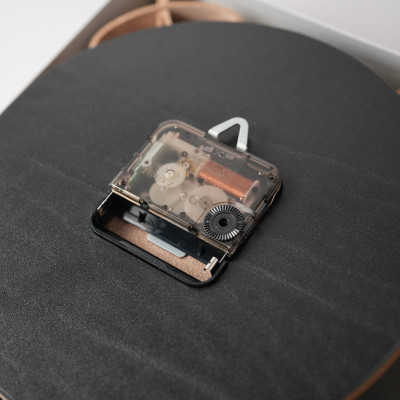 ���[�u�����g�͖{�̔w�ʂɖ��ߍ��܂�Ă��܂�